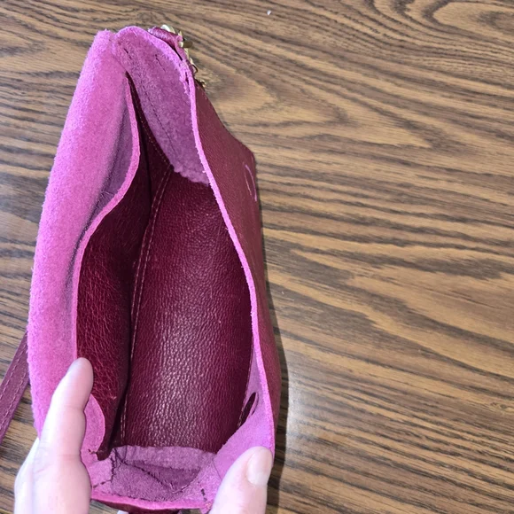 Portland Leather Fuchsia Crossbody Bag - Picture 5 of 7